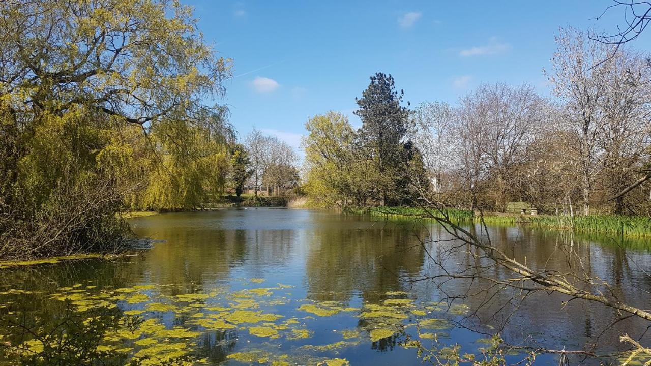 Exclusive Coach House With Lakeside Hot Tub On Country Estate Toddington  Eksteriør billede